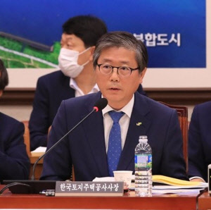 변창흠(사진) 한국토지주택공사 사장이 3일 국회 국토교통위원회 전체회의에서 질의에 답하고 있다.<연합뉴스>
